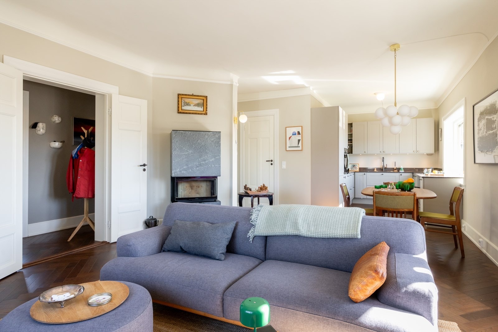 Boligen er omfattende oppusset i 2022 og holder en meget høy standard med bl.a. fiskebeinslaminat, JKE kjøkken, vaskerom, baderom m.m. Foto: Pontus Holmenäs. Galleribilde