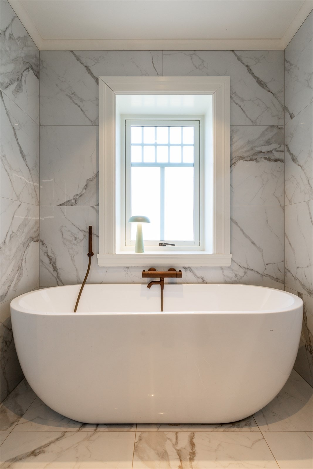 Badet har vindu som slipper inn godt med naturlig lys. Galleribilde