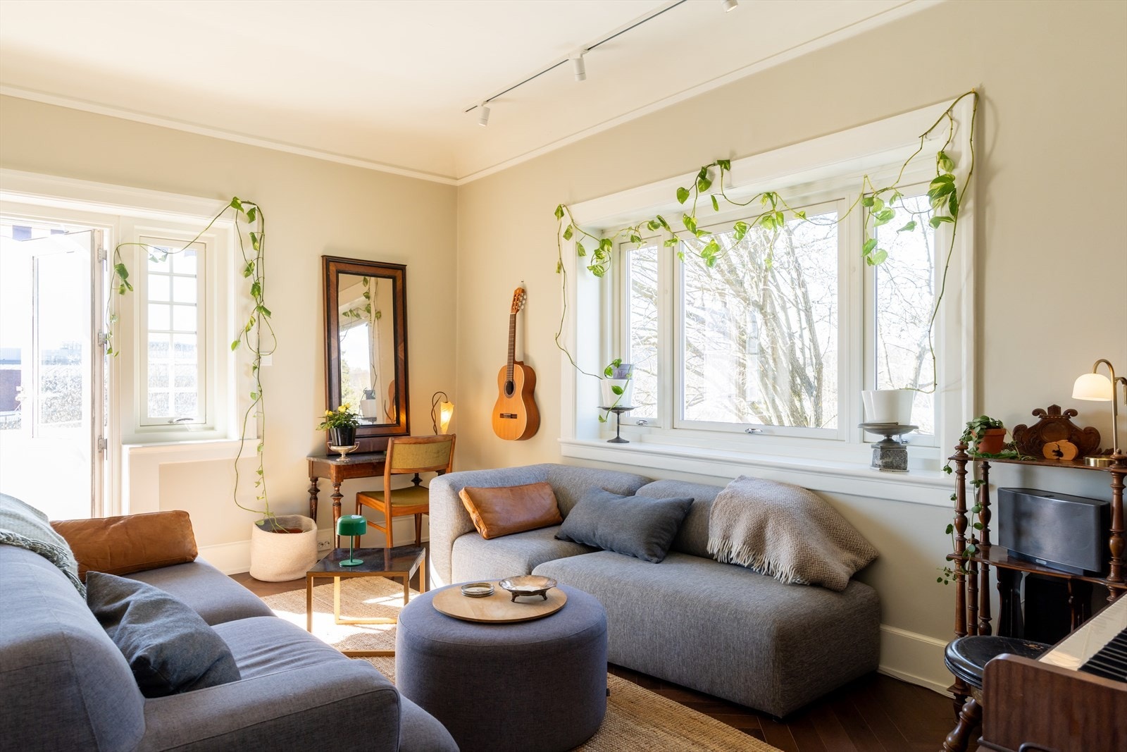 Boligen er utstyrt med smarthusløsning via Futurehome, som gir enkel styring av blant annet belysning, varmepumpe og gulvvarme i gang og på bad, enten via app eller tilkoblede brytere og paneler. Galleribilde