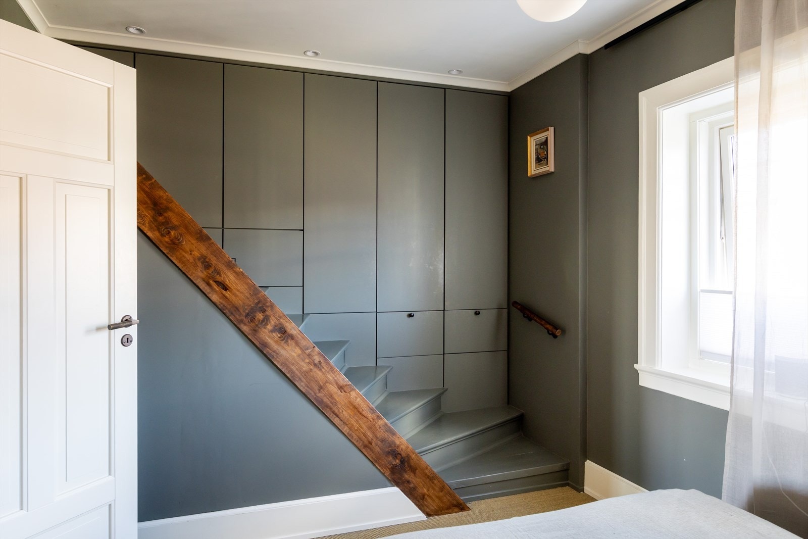 Den originale trappen er hentet frem fra et tidligere kott og restaurert, noe som tilfører boligen særpreg og karakter. Galleribilde