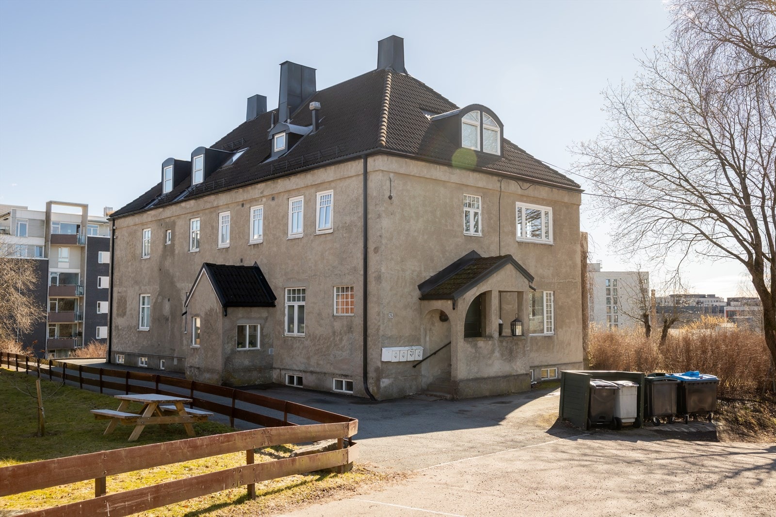 Ærverdig murvilla oppført i 1914 - tidligere direktørbolig for Gunnar Schjelderup da han var direktør for Christiania Spigerverk. Galleribilde