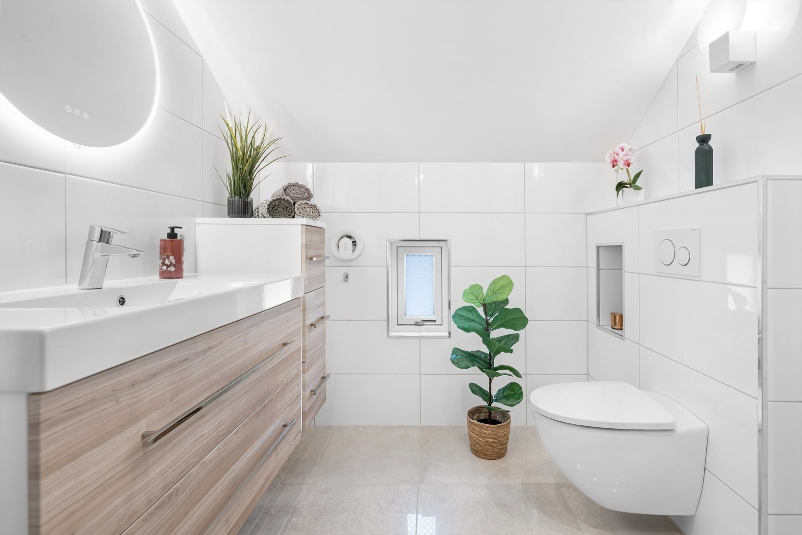Badet ble modernisert i 2017 og fremstår stilrent og moderne. Galleribilde