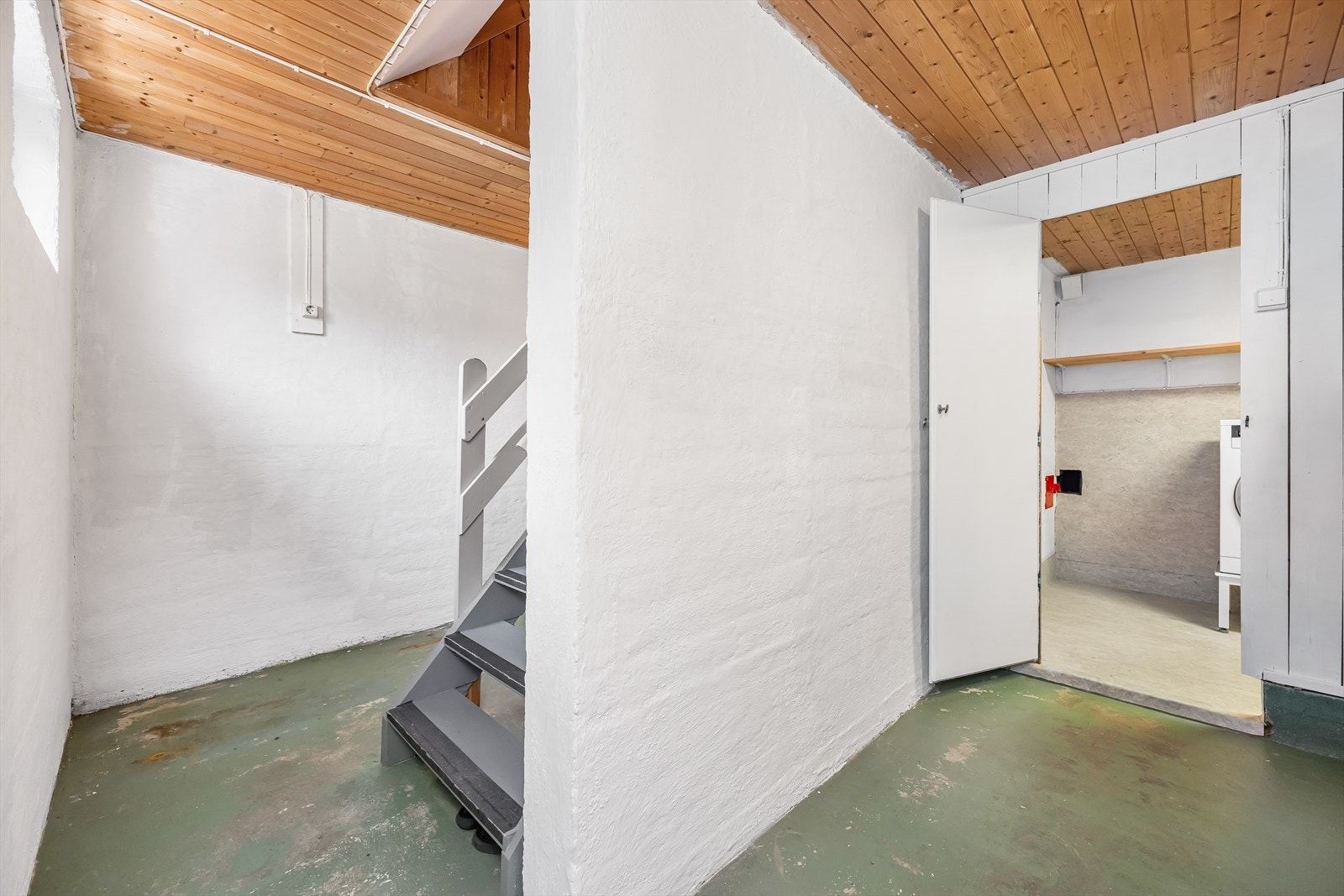 I underetasjen er det god plass til lagring. Galleribilde