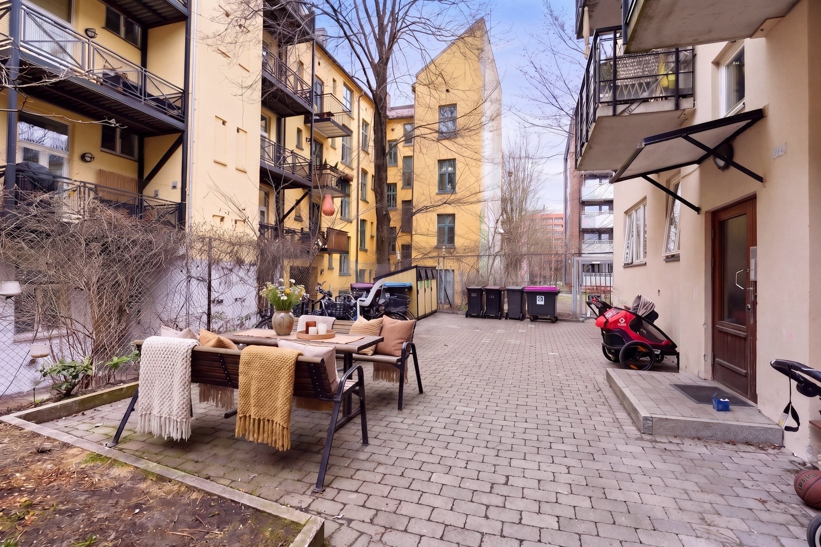 Koselig avlåst bakgård. Galleribilde
