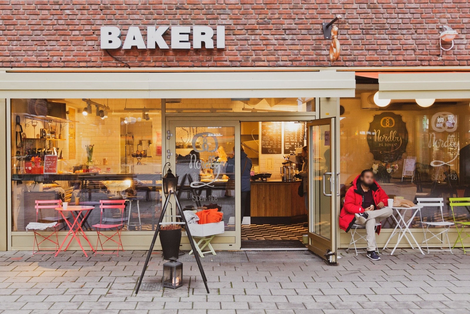 Nærområdet - Baker Nordby på Tøyen torg. Galleribilde