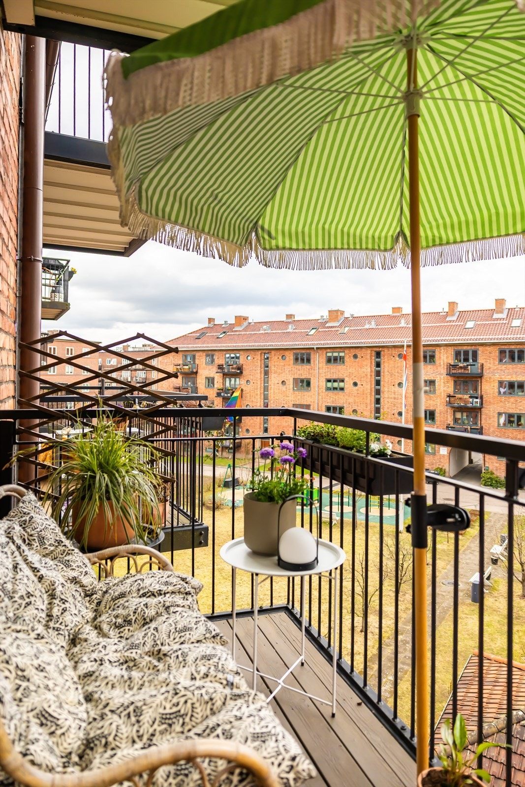 Hyggelig balkong med utsyn mot rolig bakgård og gode solforhold på ettermiddag og kveld. Galleribilde