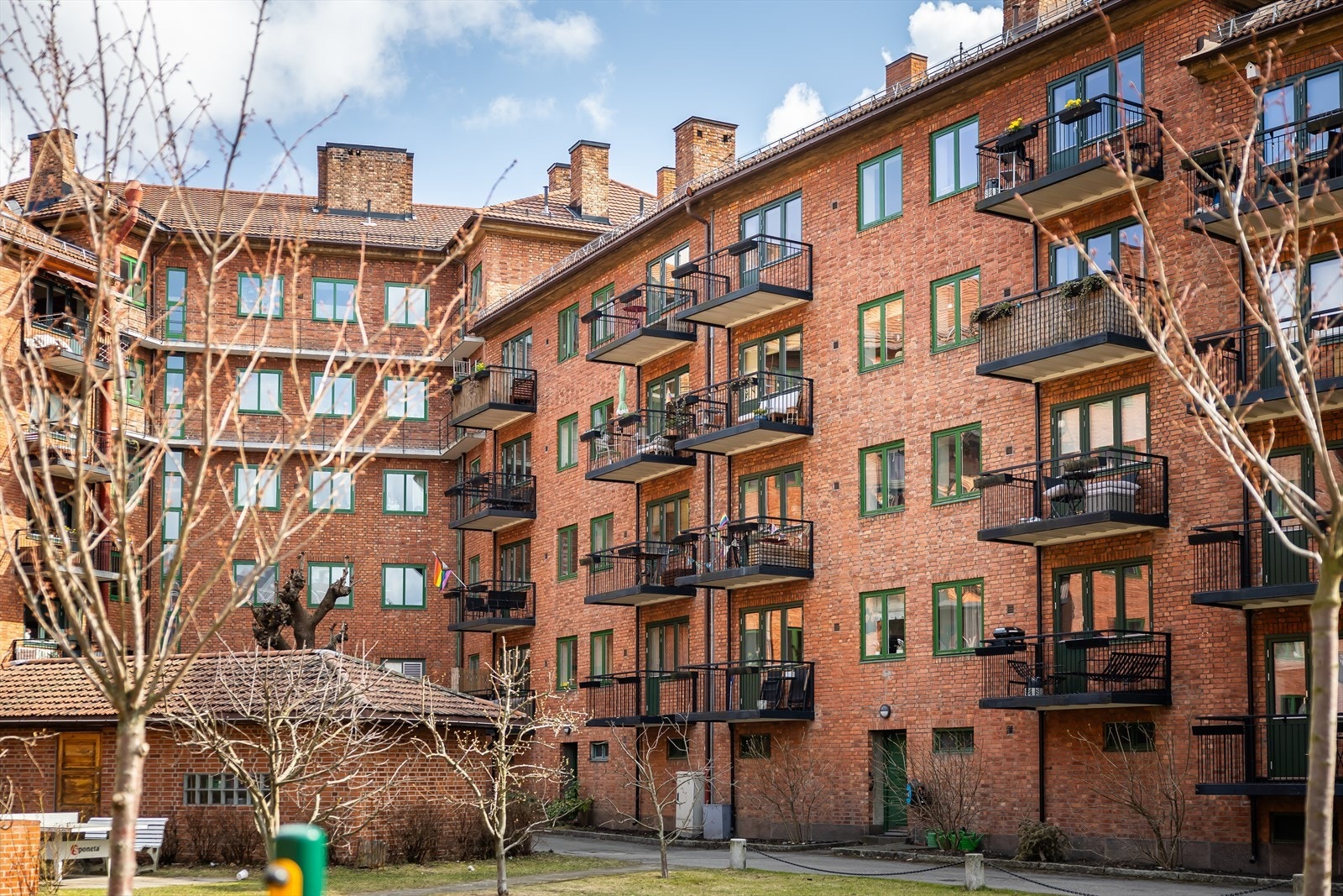 Klassisk teglgård med særpreg og fine detaljer Galleribilde