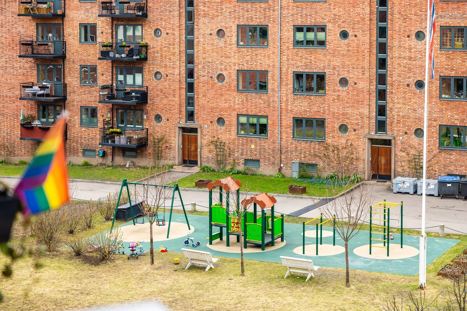 Barnevennelig og skjermet bakgård med felles lekeplass, hvor det om sommeren er plass til sosiale sammenkomster Galleribilde