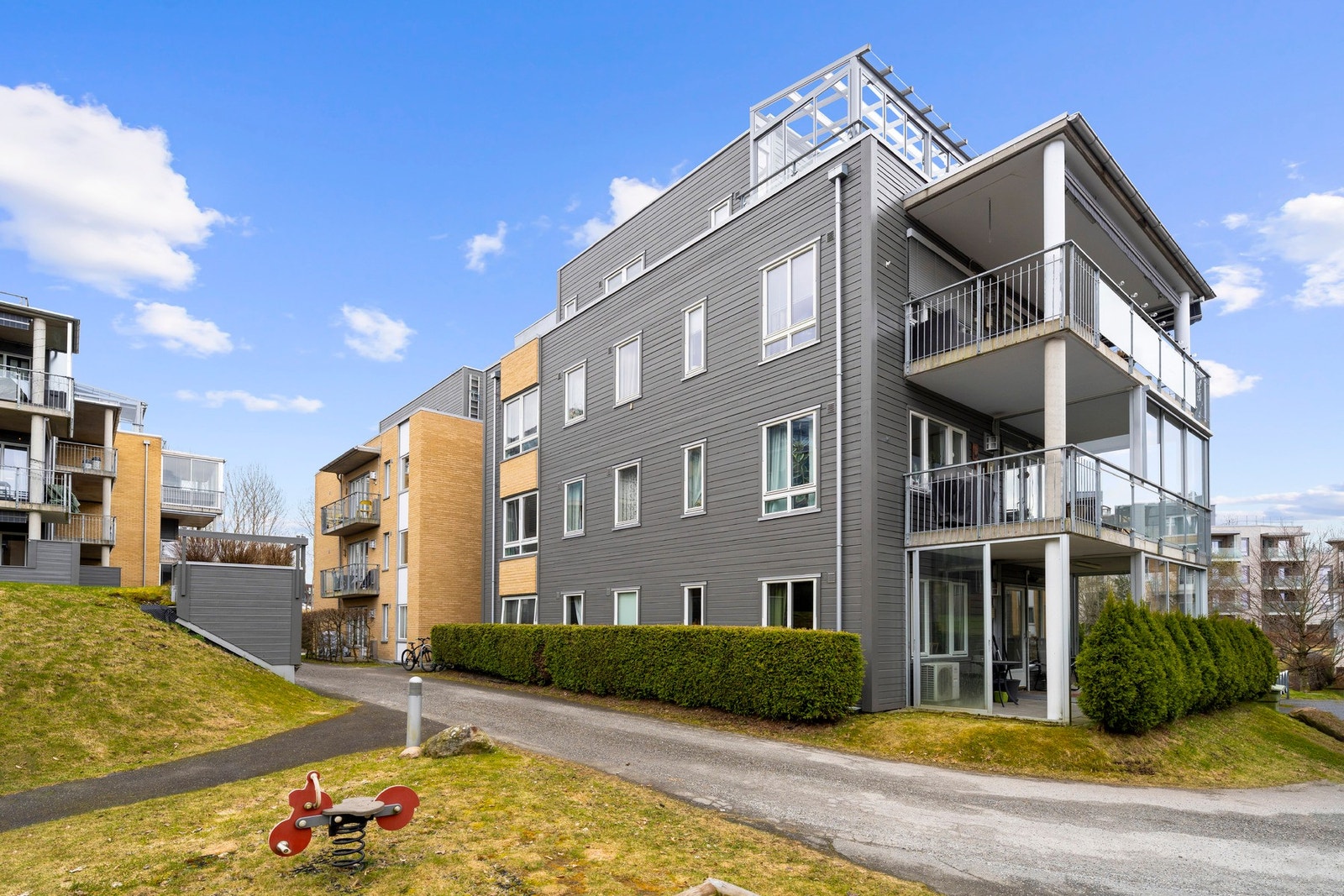 Leiligheten ligger fint til i byggets 3. etg med god intern beliggenhet i rolige og usjenerte omgivelser på Granheimtunet i Ås kommune. Galleribilde