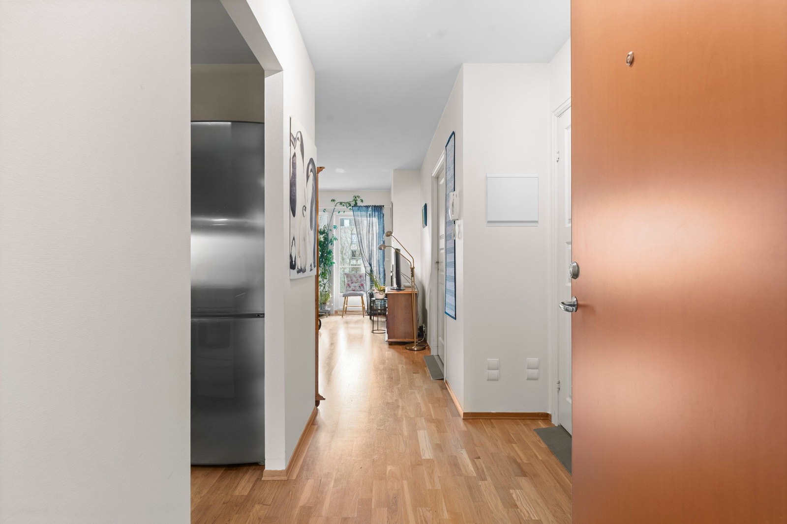 Velkommen inn! Entré med praktisk planløsning og god forbindelse til øvrige rom, med sparklet og malte vegger. Galleribilde