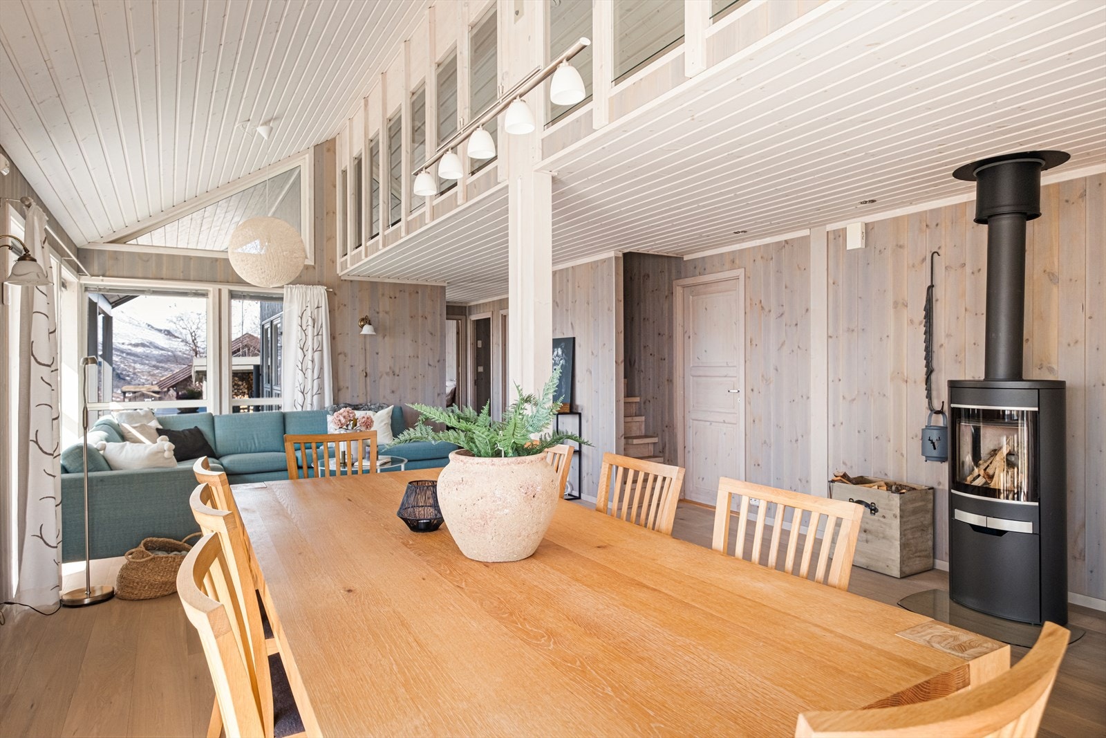 Romslig og stor stue med god takhøyde, plass til både sofa- og spisestue, samt utgang til overbygget terrasse. Galleribilde