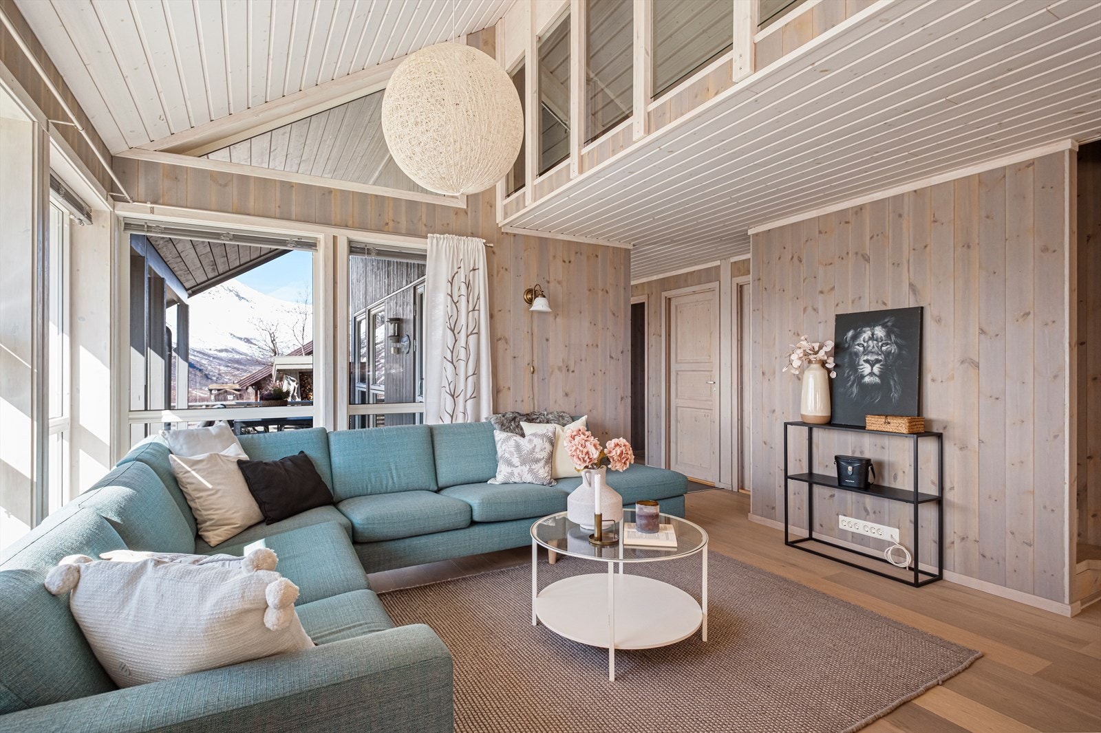 Romslig og stor stue med god takhøyde, plass til både sofa- og spisestue, samt utgang til overbygget terrasse. Galleribilde