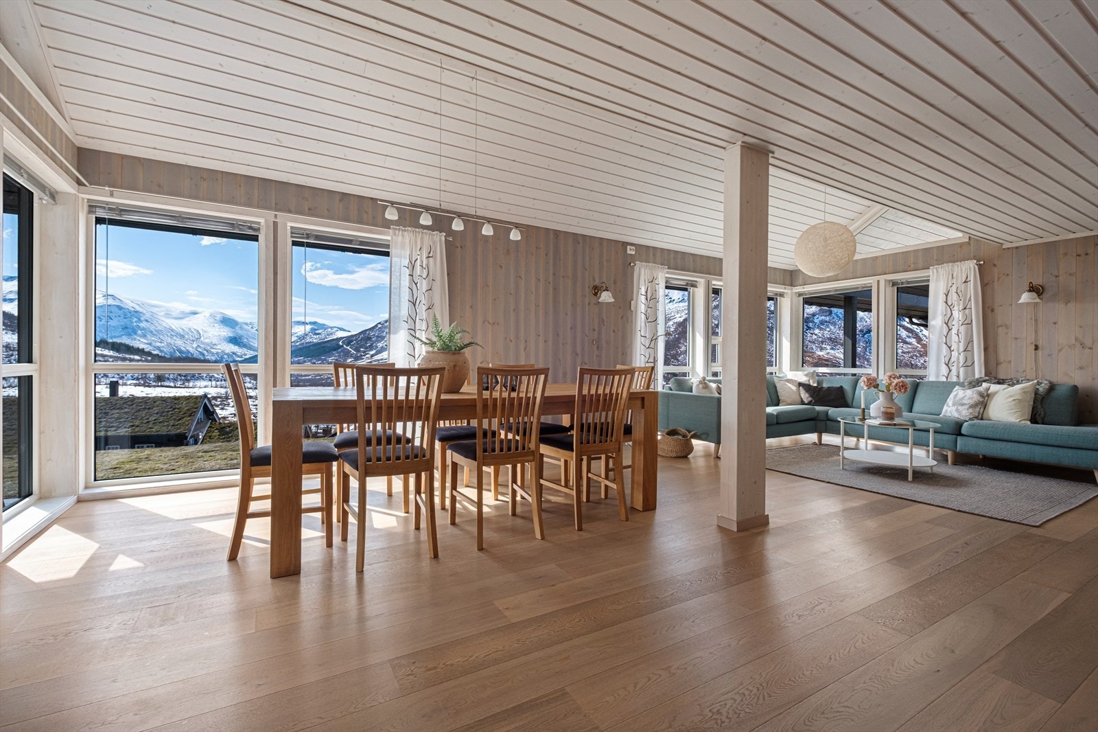 Romslig og stor stue med god takhøyde, plass til både sofa- og spisestue, samt utgang til overbygget terrasse. Galleribilde