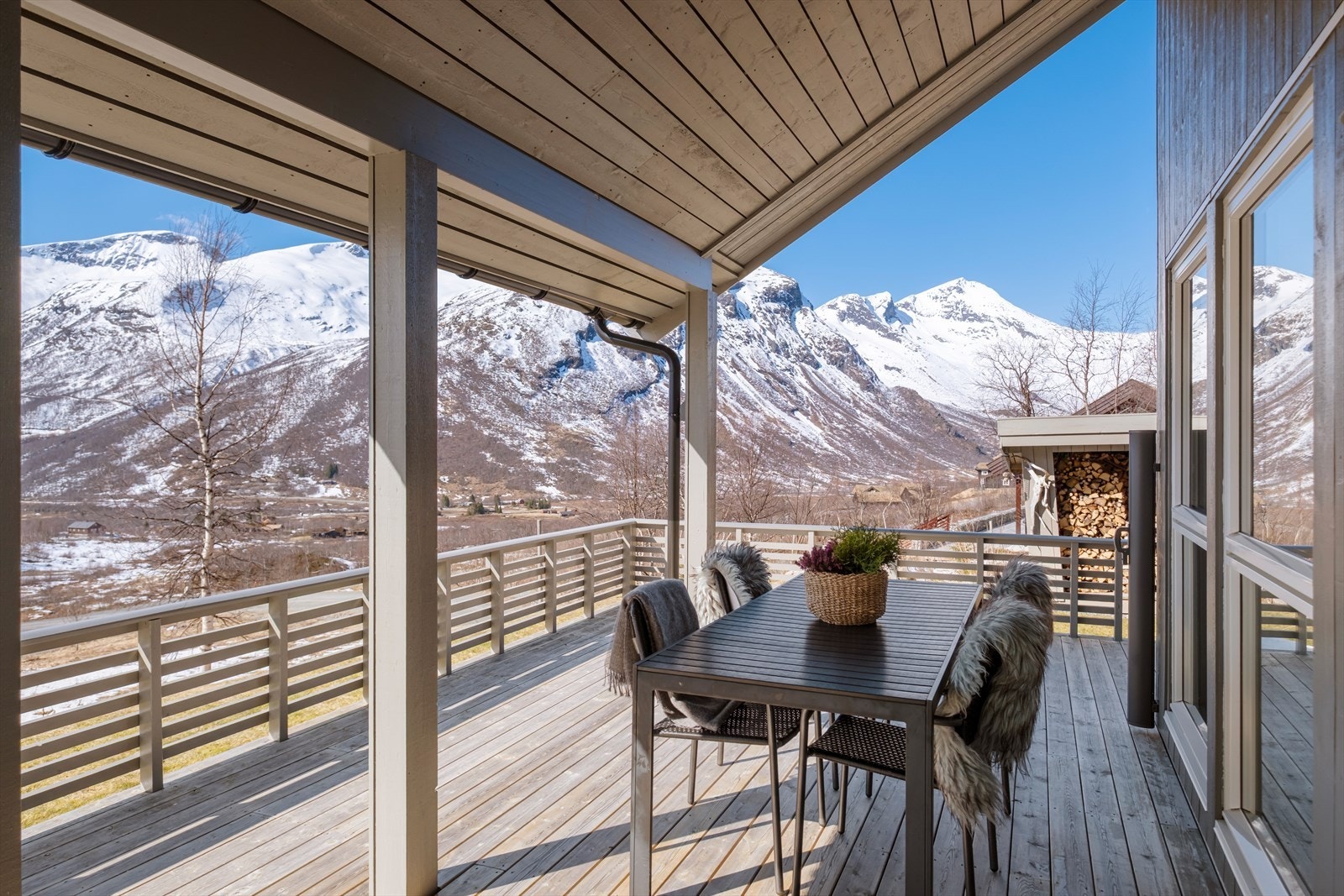 Stor overbygget terrasse med flott utsikt Galleribilde