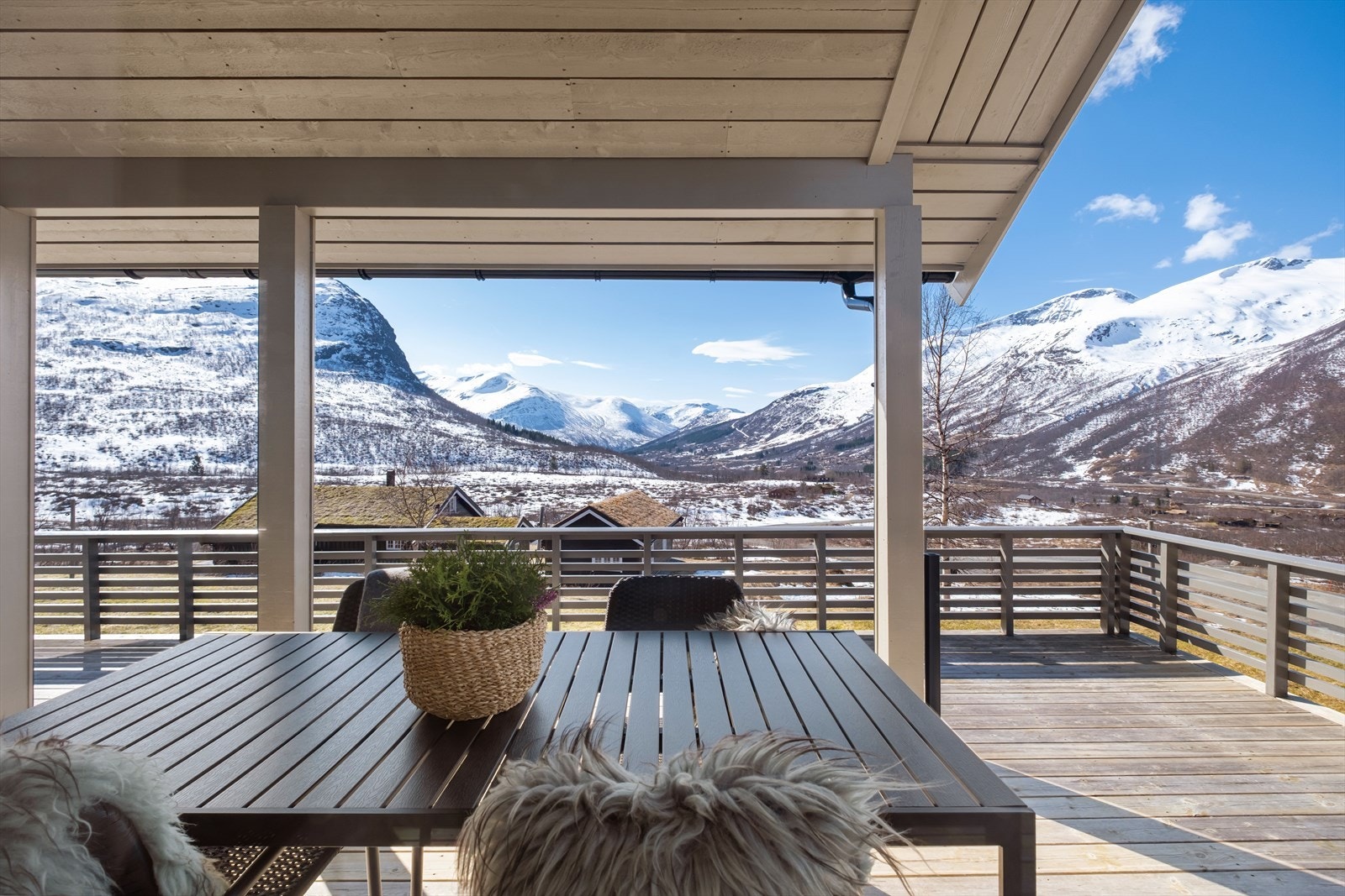 Stor overbygget terrasse med flott utsikt Galleribilde