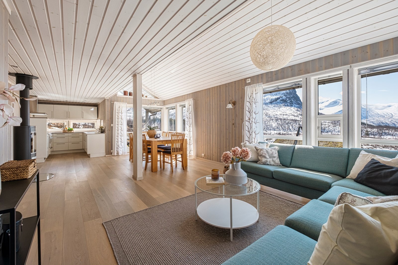 Romslig og stor stue med god takhøyde, plass til både sofa- og spisestue, samt utgang til overbygget terrasse. Galleribilde