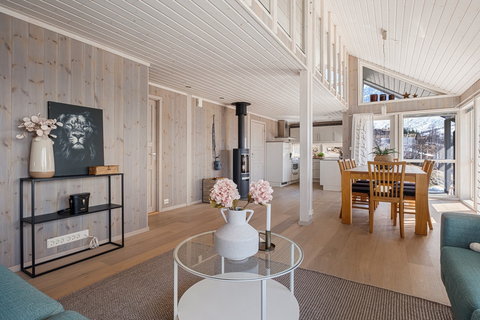 Romslig og stor stue med god takhøyde, plass til både sofa- og spisestue, samt utgang til overbygget terrasse. Galleribilde