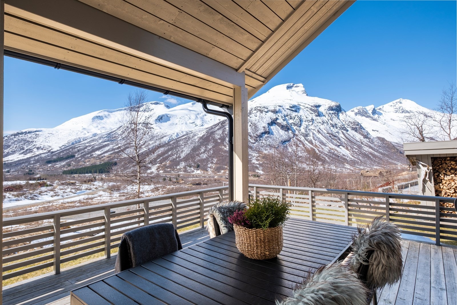 Stor overbygget terrasse med flott utsikt Galleribilde