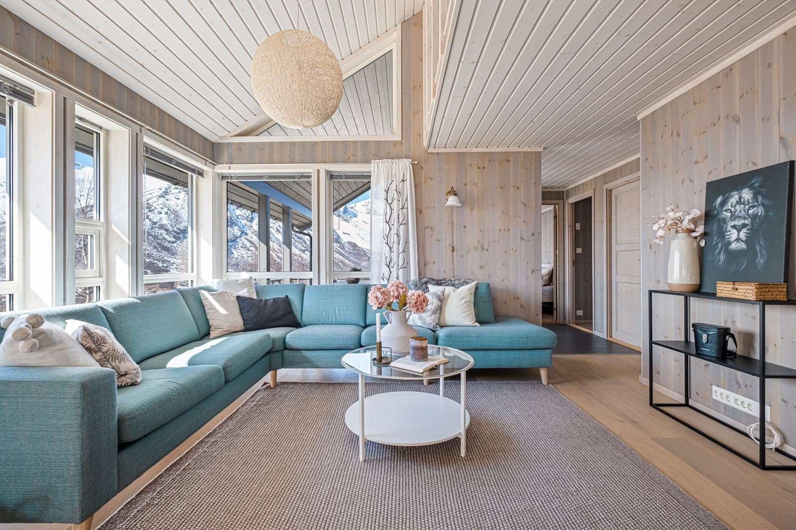 Romslig og stor stue med god takhøyde, plass til både sofa- og spisestue, samt utgang til overbygget terrasse. Galleribilde