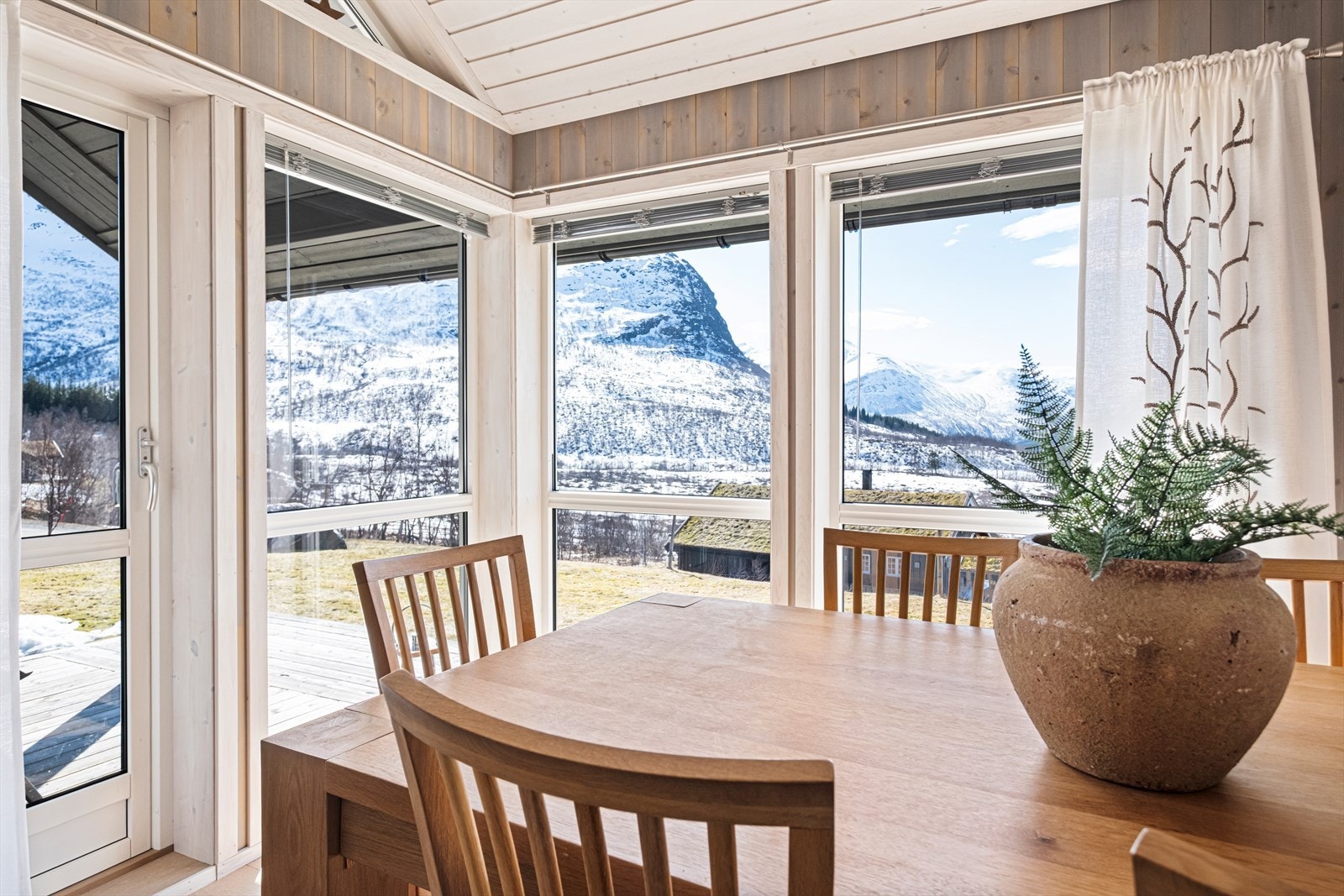 Det er utgang fra stuen til overbygget terrasse som vender mot gårdsplassen og hagen Galleribilde