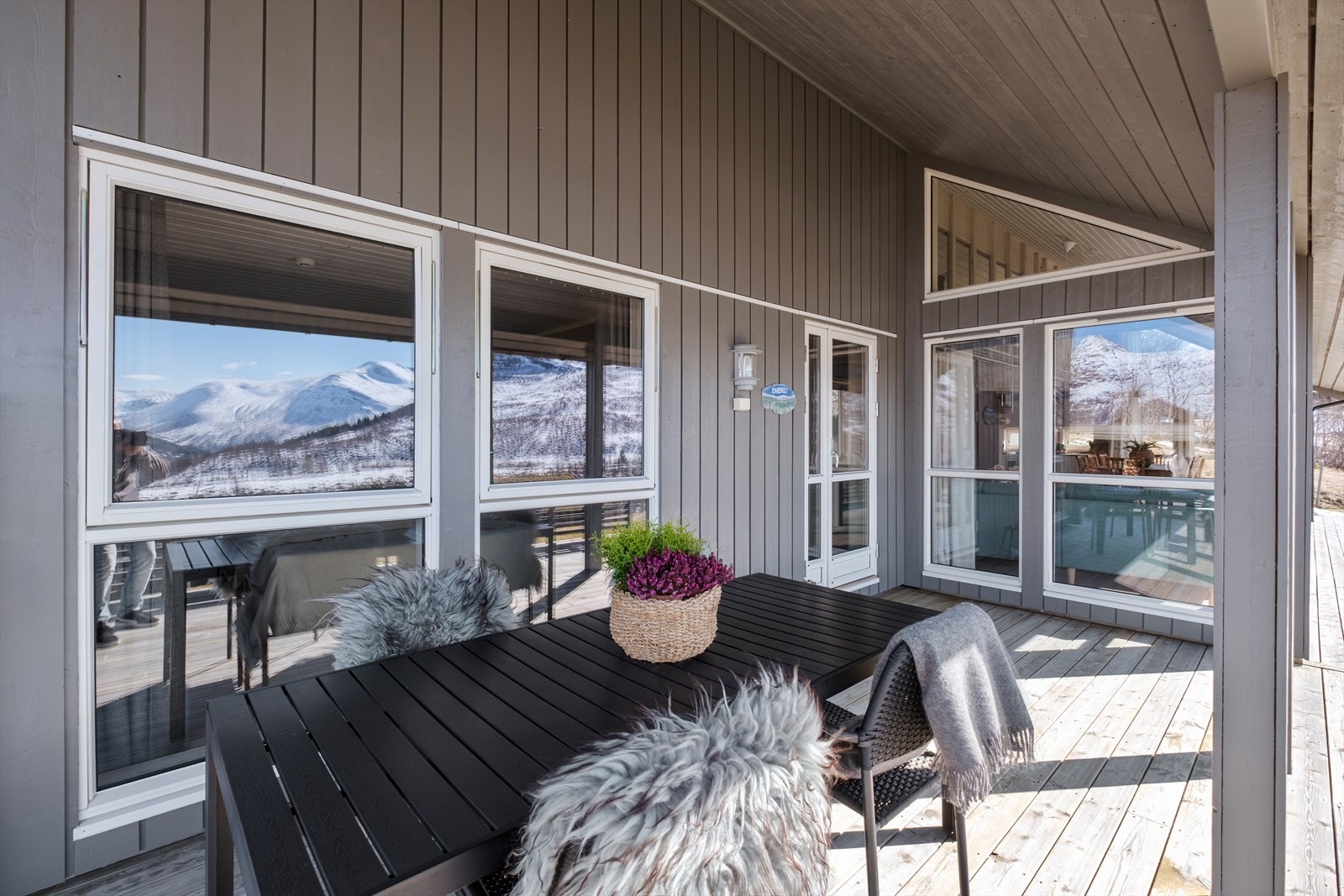 Stor overbygget terrasse Galleribilde