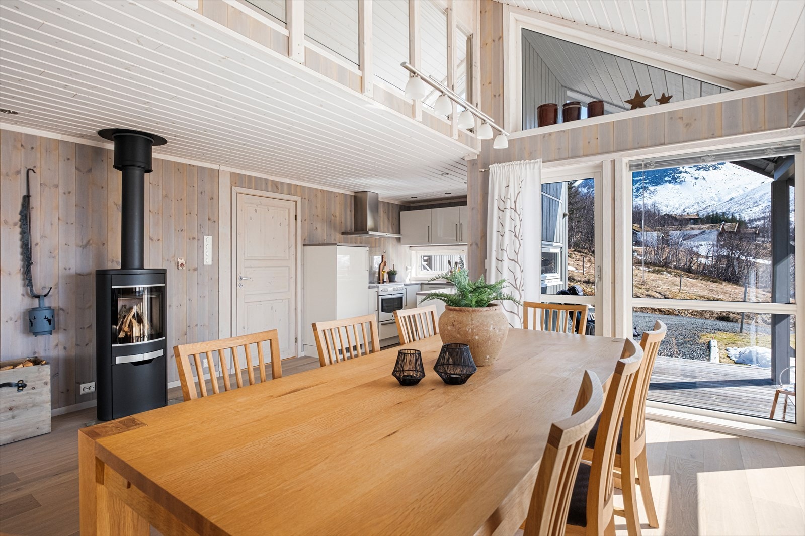 Romslig og stor stue med god takhøyde, plass til både sofa- og spisestue, samt utgang til overbygget terrasse. Galleribilde