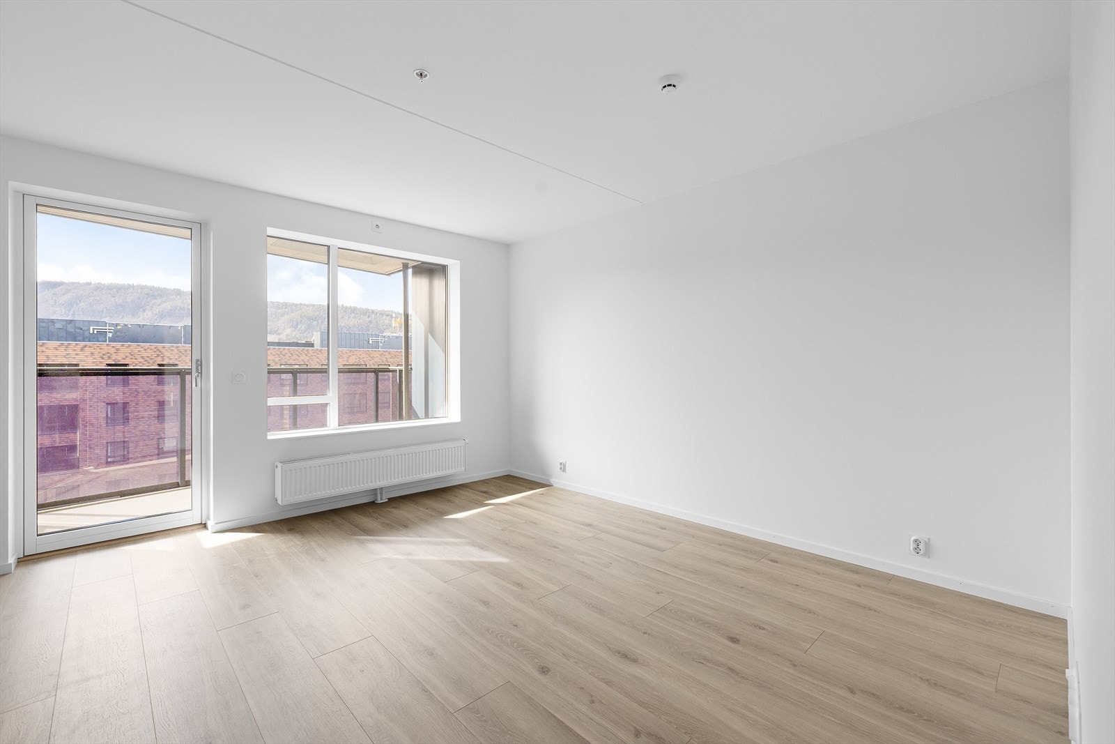 Fra stuen er det utgang til en flott balkong som fungerer som en forlengelse av stuen på sommerhalvåret. Galleribilde