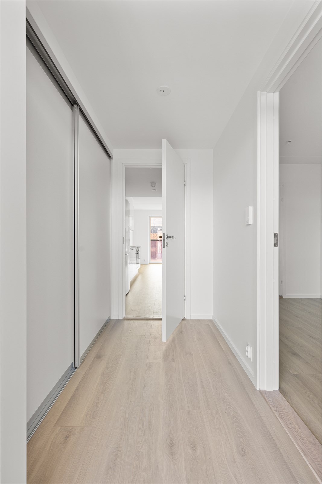 Entré med stor skyvedørsgarderobe for ekstra oppbevaring. Galleribilde