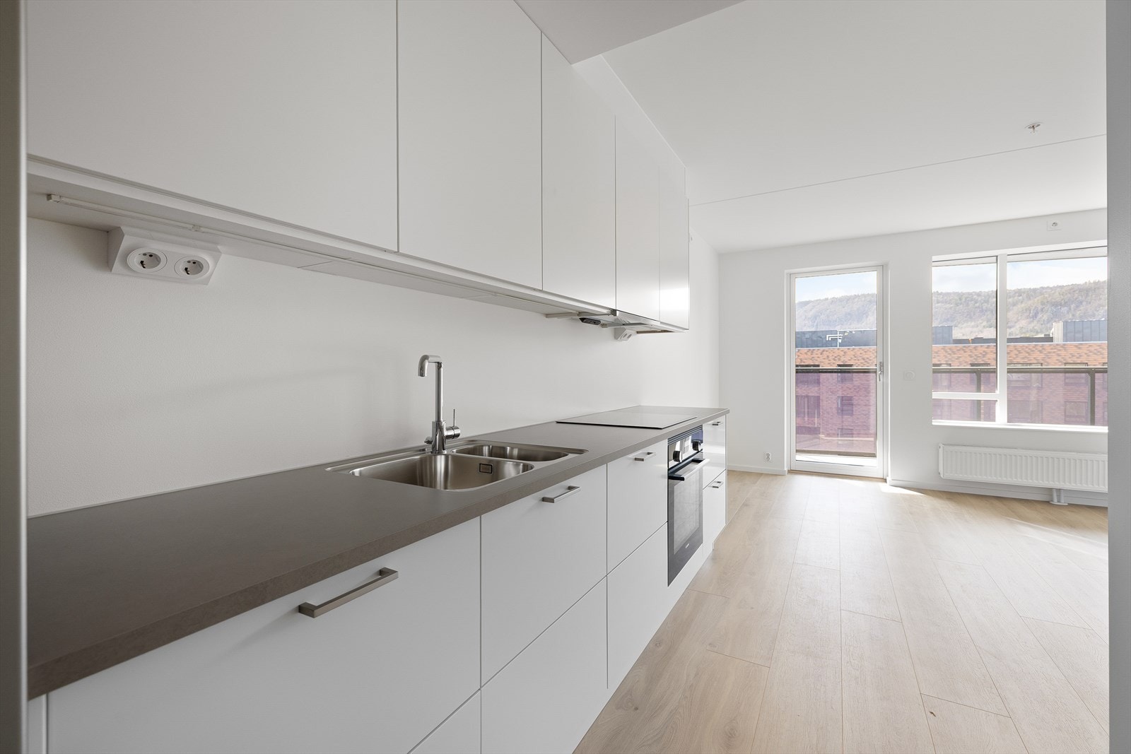 Stilrent kjøkken fra Sigdal med glatte fronter og laminat benkeplate. Det er god lagringsplass i skuffer og skap. Galleribilde