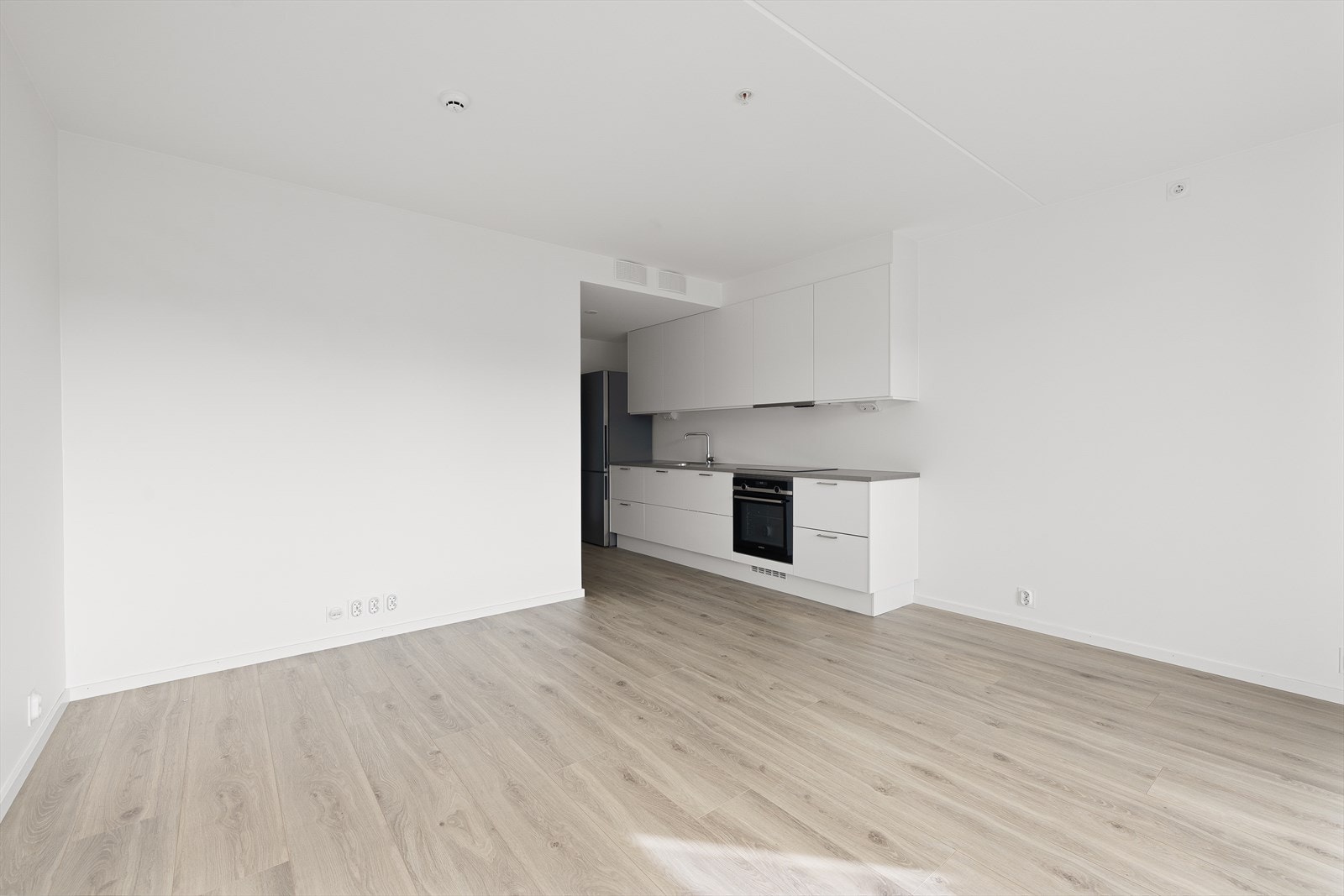 Leiligheten har en praktisk og åpen kjøkken/stueløsning. Galleribilde