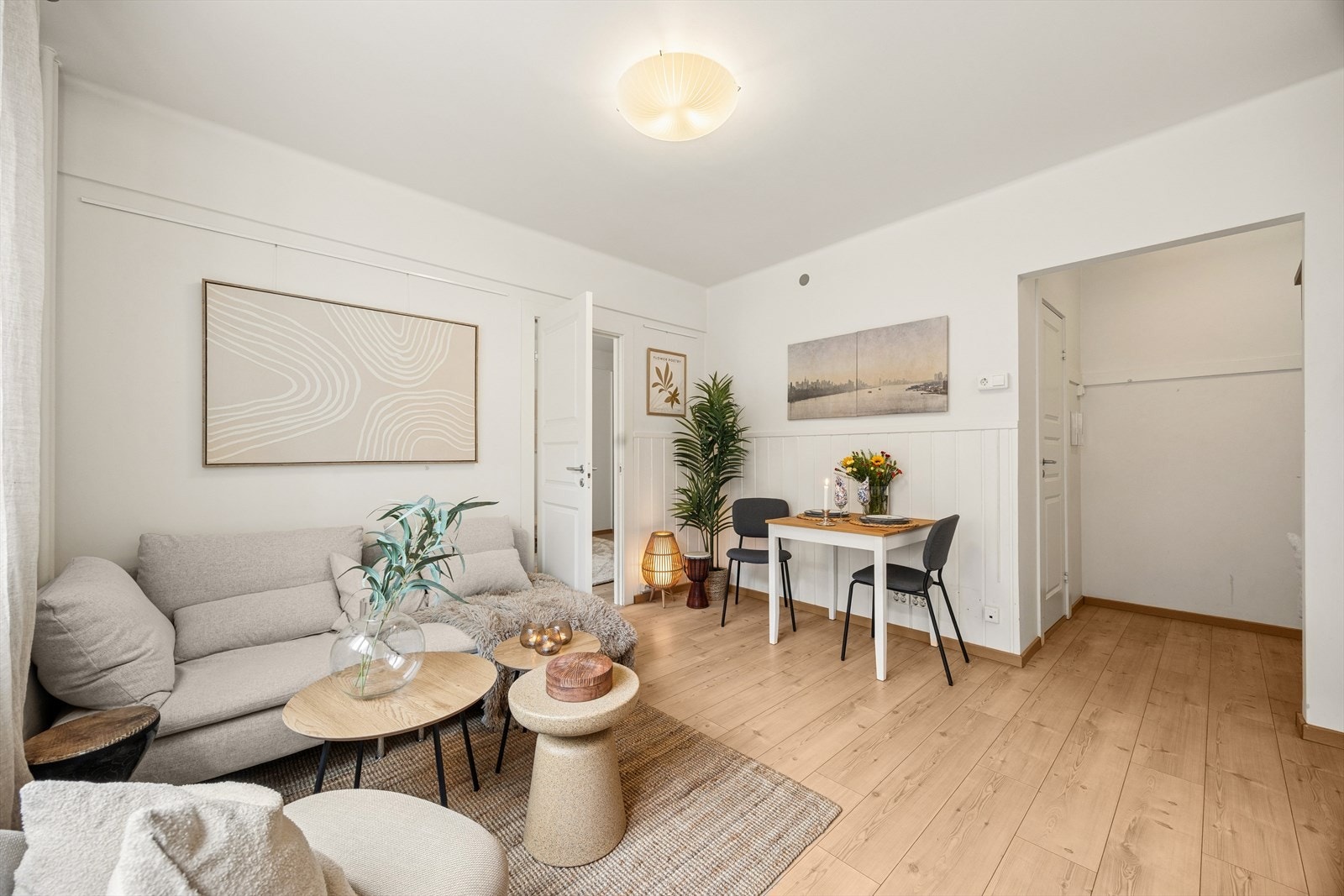 Romslig stue med plass til sittegruppe og spiseplass. Galleribilde