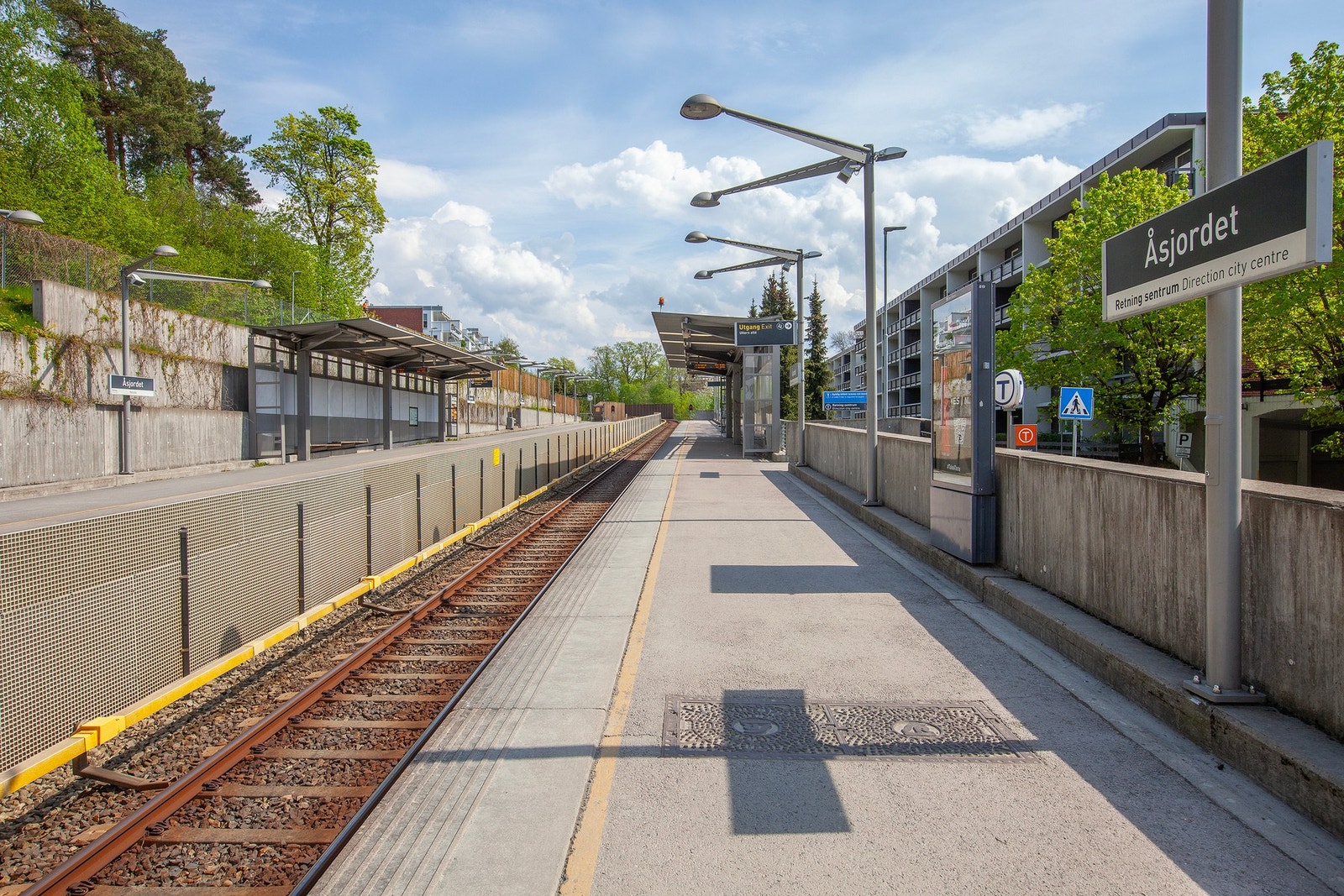 Åsjordet t-bane stasjon ligger bare 300 meter fra leiligheten. Galleribilde