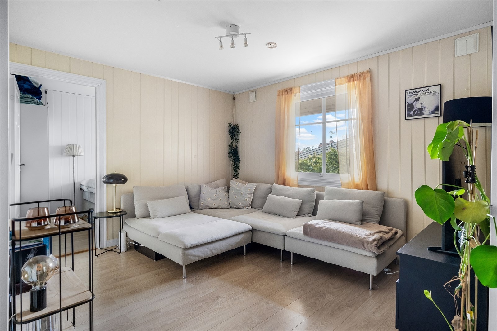 Stuen har plass til sofaløsning, tv benk og øvrig møblement. Det er åpen løsning til kjøkkenet hvor det er plass til kjøkkenbord. Galleribilde