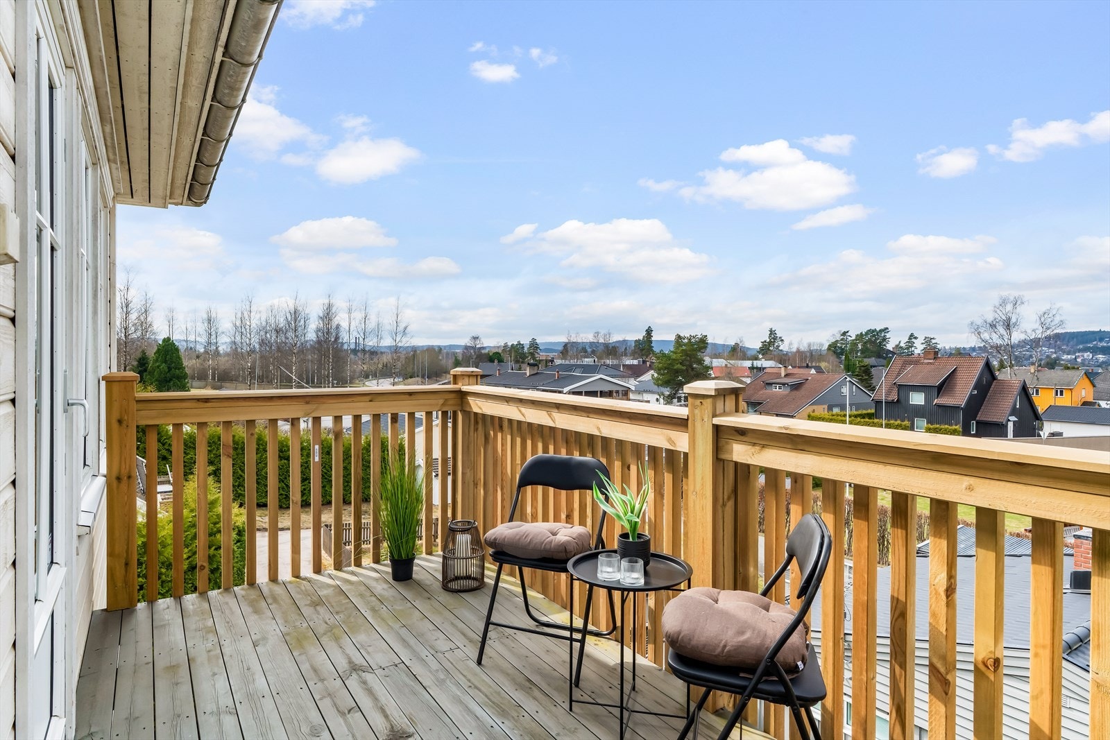 Fra stuen er det utgang til en veranda som måler 8 m², og har plass til sittegruppe. Galleribilde