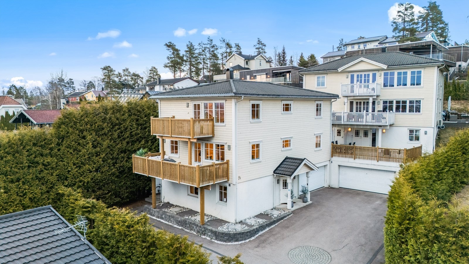 Dette er en svært innholdsrik og attraktiv eiendom med familievennlig beliggenhet på Løvenstad, med umiddelbar nærhet til Strømmen. Galleribilde