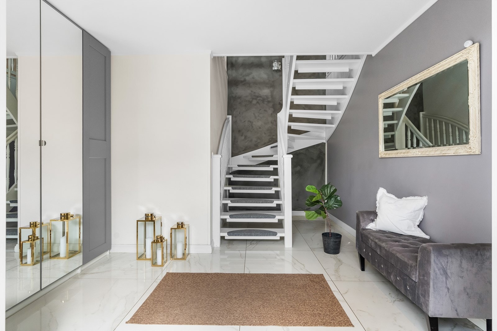 Boligen har et meget innbydende inngangsparti som er overbygget. Vel inne i hallen er det plass til å henge fra seg yttertøy og sette fra seg sko i garderobe. Galleribilde