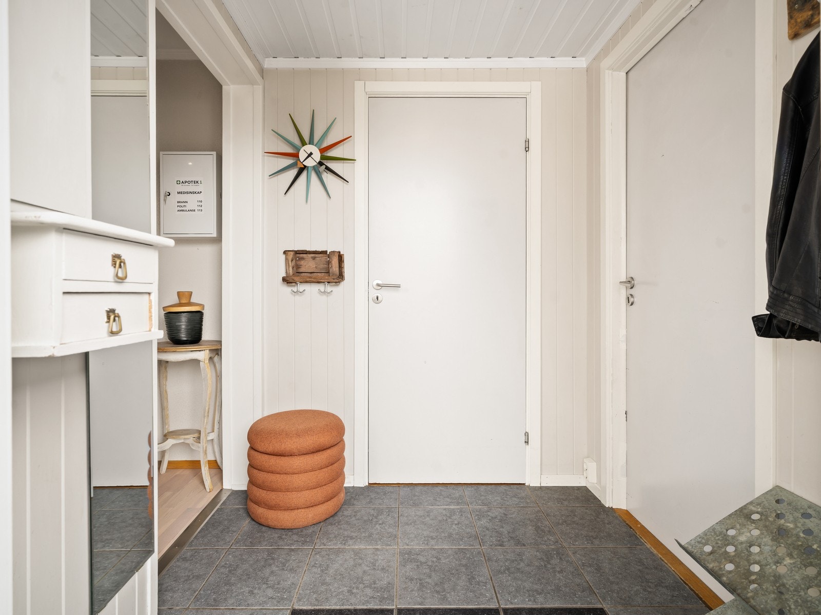 Entréen har flislagt gulv og adkomst til en praktisk bod med gode oppbevaringsmuligheter. Galleribilde