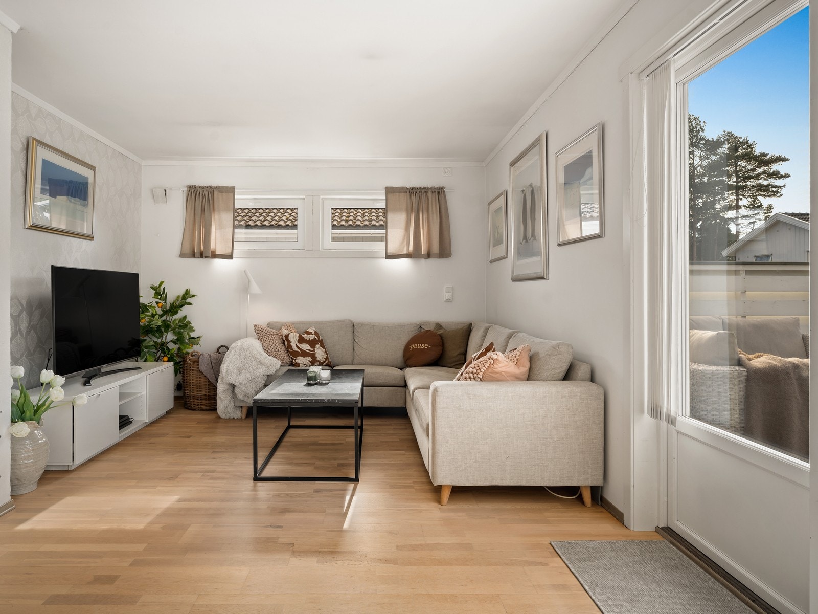 Boligen har en god og funksjonell planløsning med alle rom på ett plan, noe som gir en praktisk og lett tilgjengelig hverdag. Galleribilde