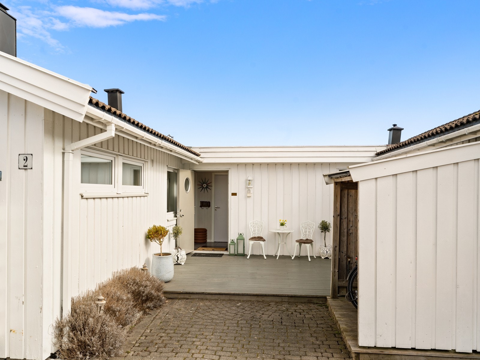 Et hyggelig og skjermet inngangsparti ønsker velkommen. Her er det også tilgang til en praktisk utvendig bod på 5 m². Galleribilde
