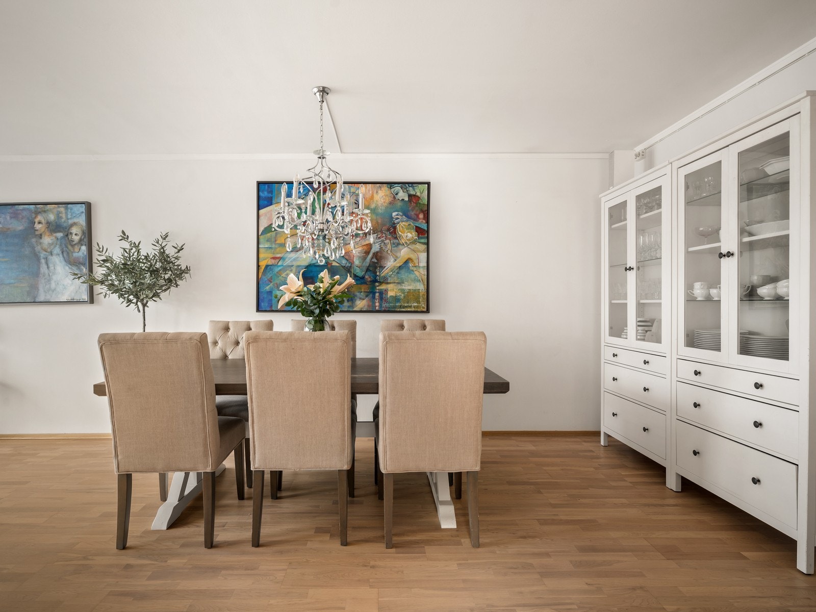 God plass for sosiale sammenkomster rundt spisebordet. Galleribilde