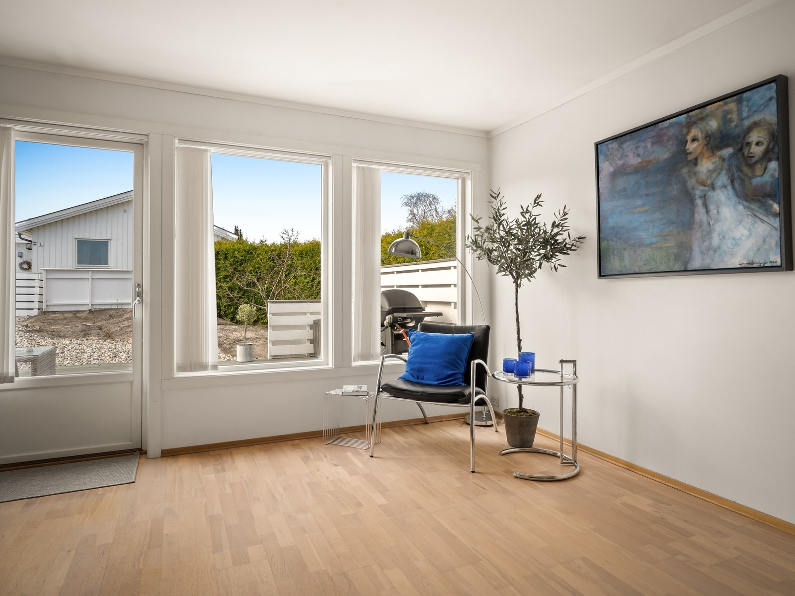 Den romslige stuen har gode møbleringsmuligheter og utgang til en sørvestvend terrasse på ca. 27 m². Galleribilde