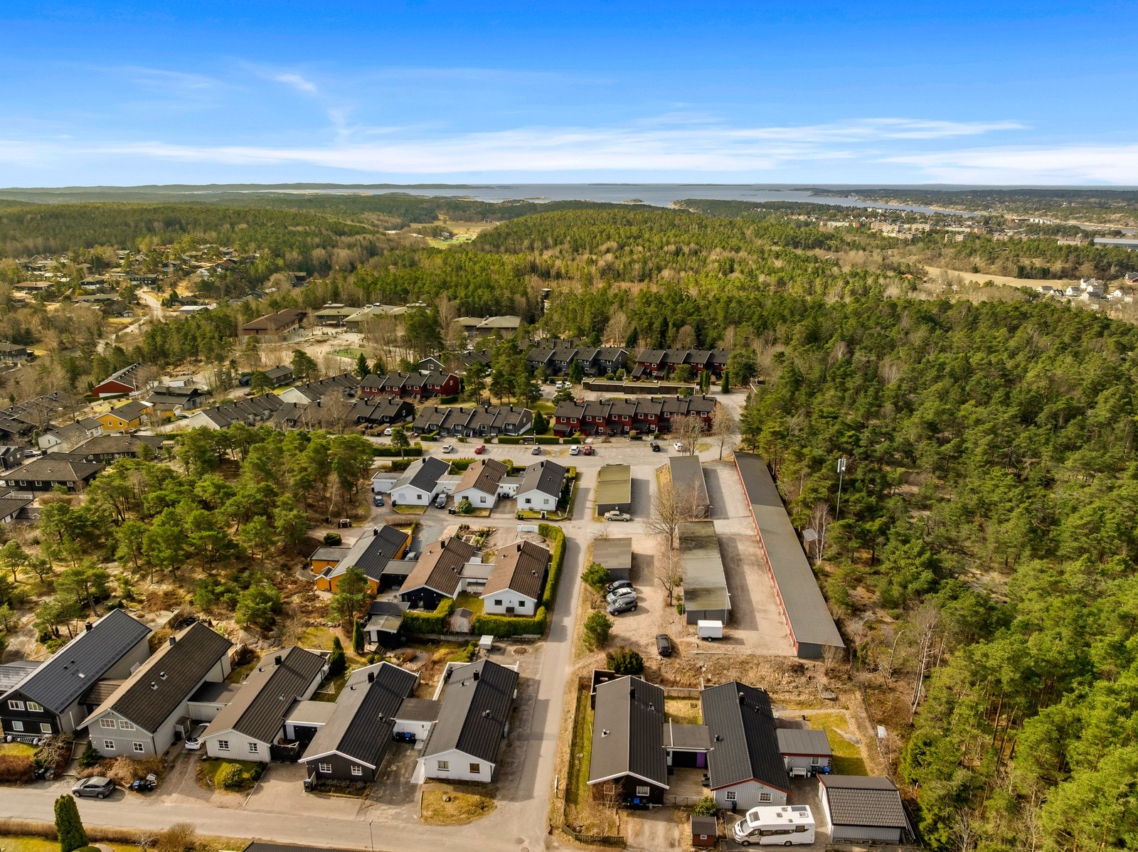 Hverdagslogistikken er enkel med Rødsmyra skole og Smertulia barnehage i gangavstand. Kråkerøy ungdomsskole ligger en kort sykkeltur unna. Galleribilde