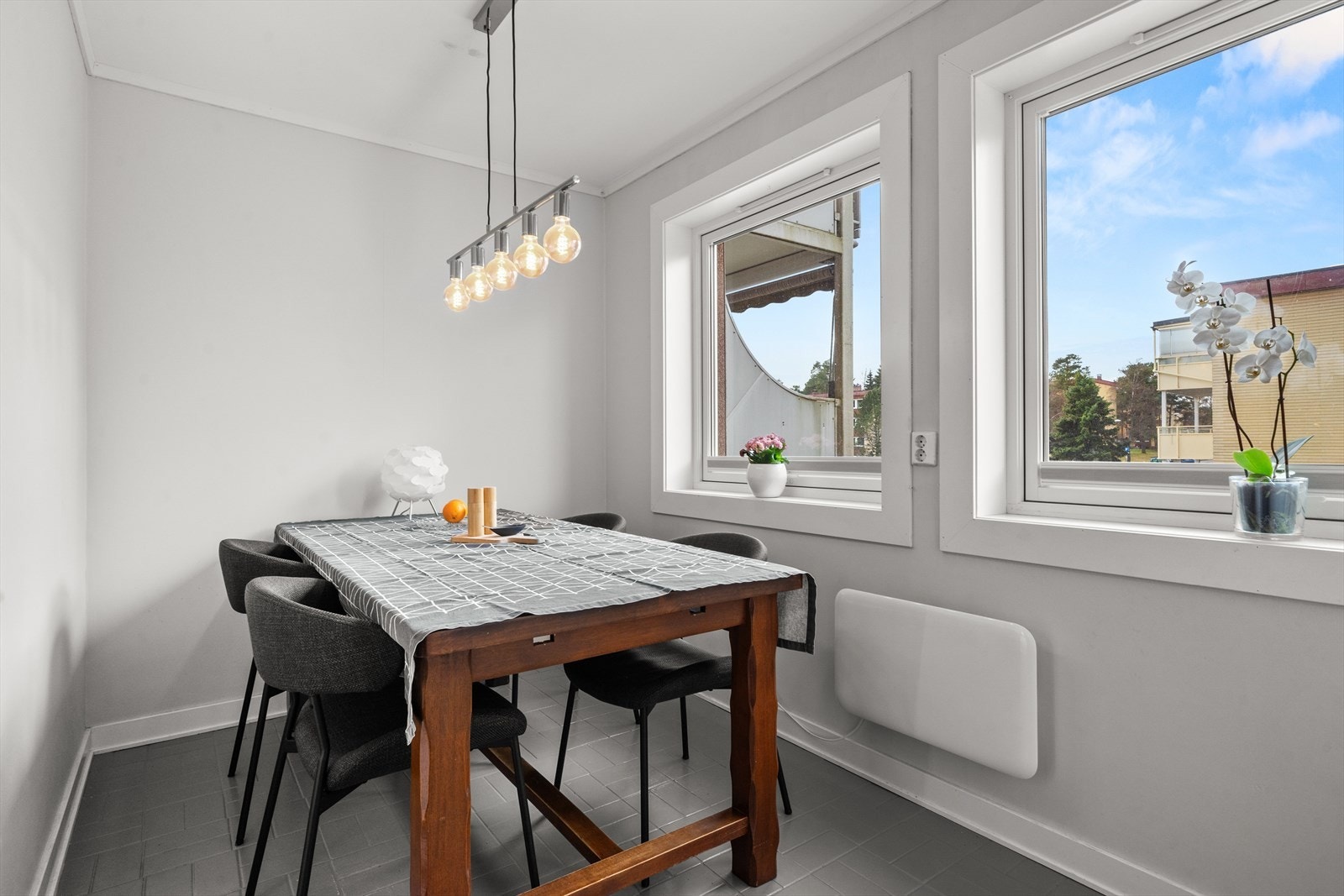 Kjøkkenet har god plass til spisebord. Her kan du nyte morgen kaffen! Galleribilde