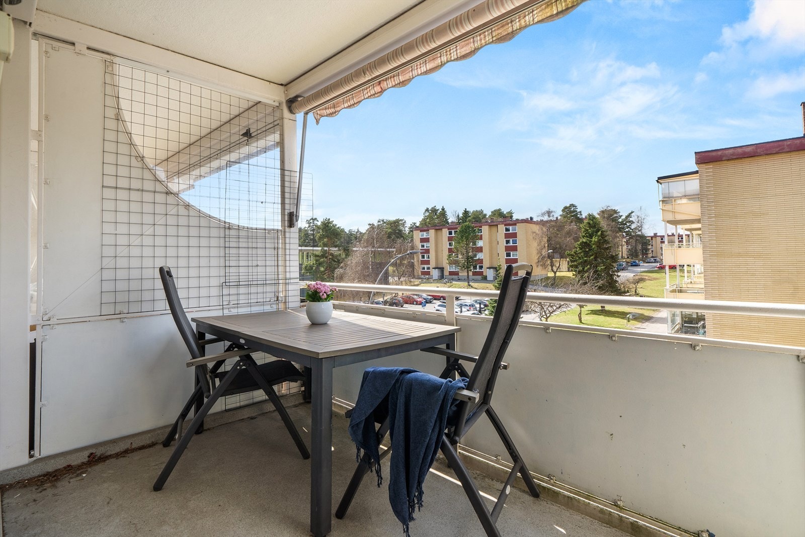 Her er det plass til sittegruppe og grill, og balkongen gir et fint uteområde i tilknytning til stuen. Galleribilde