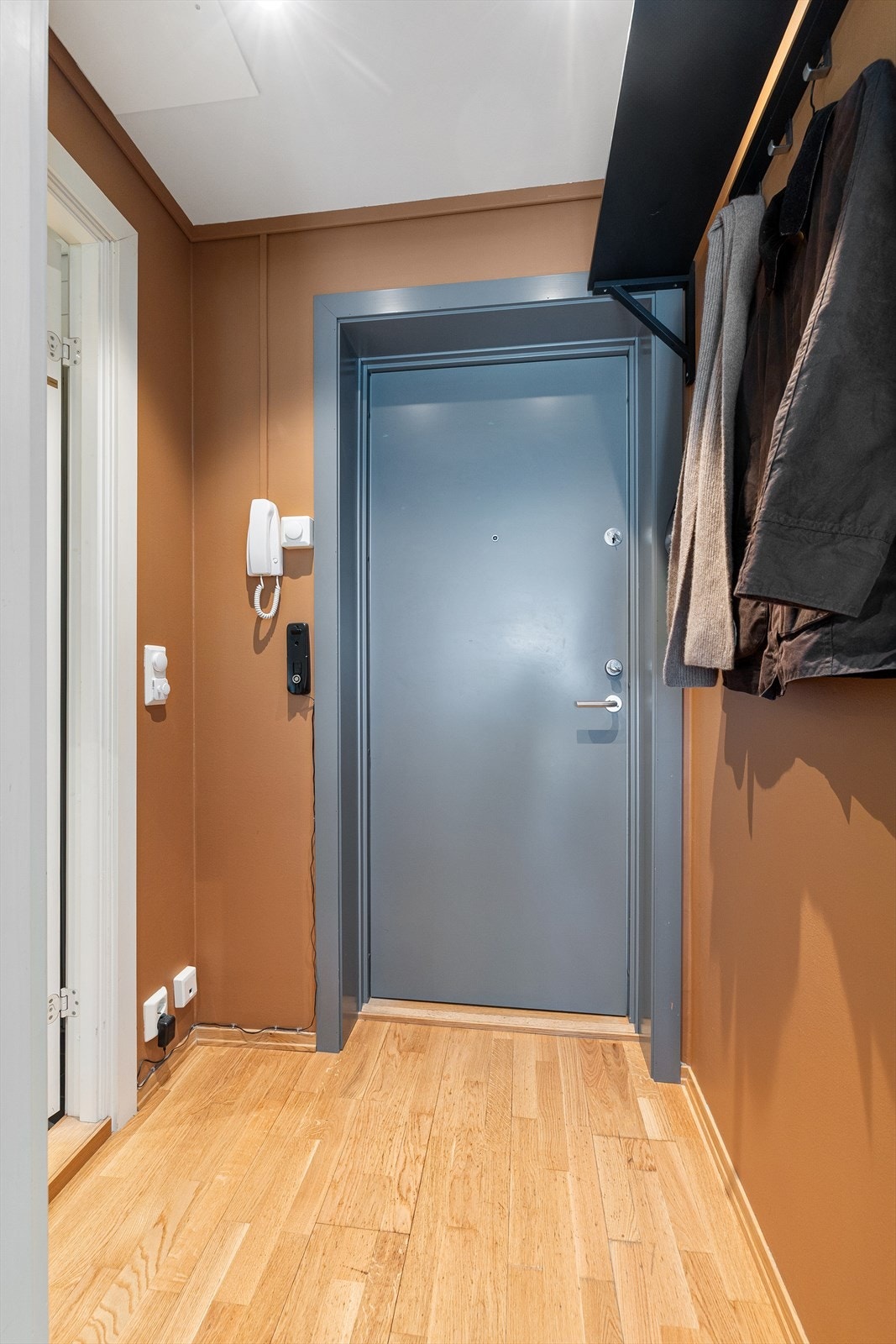 Innbydende entré med plass til sko og oppheng av ytterklær. Galleribilde