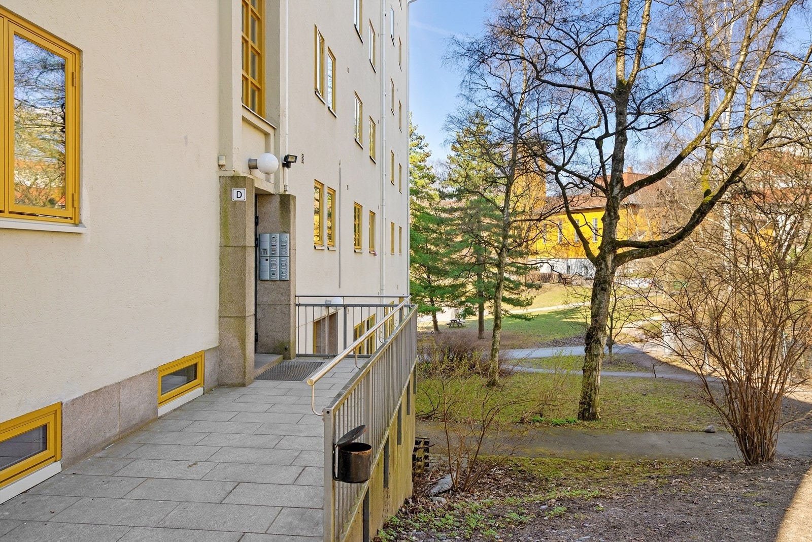 Bygget gjennomgikk fasaderehabilitering i 2006 og fremstår som moderne og velholdt. Galleribilde