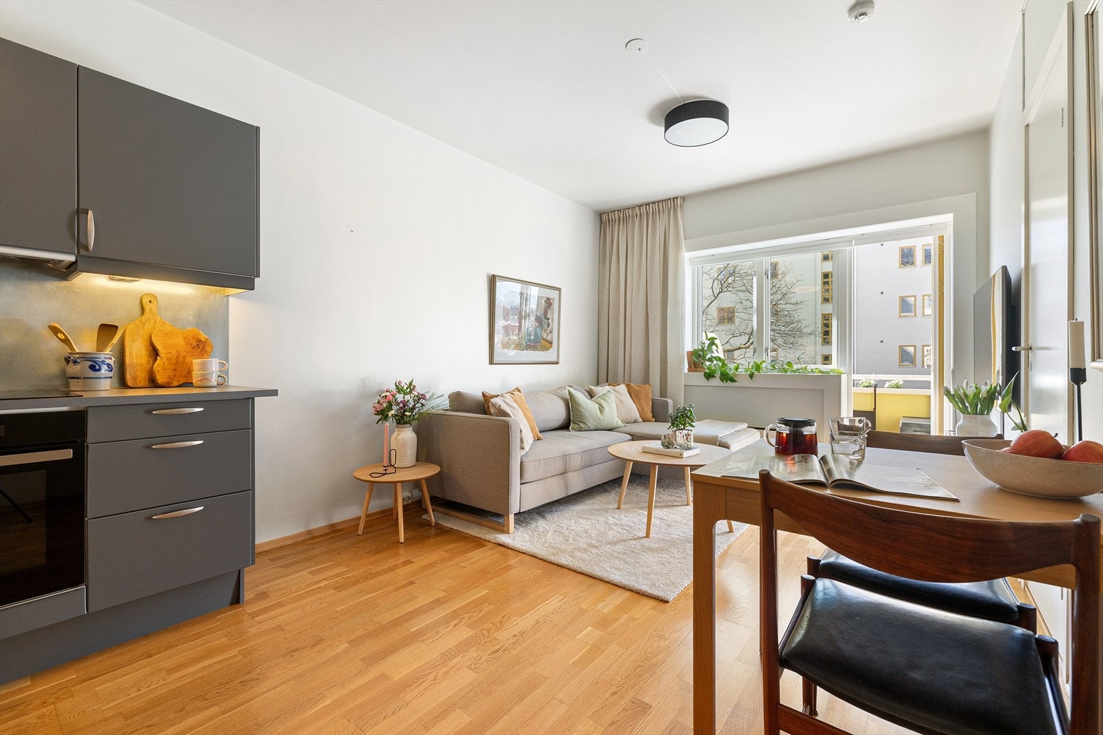 Lys og pen stue med plass til sofa og underholdningsavdeling. Galleribilde