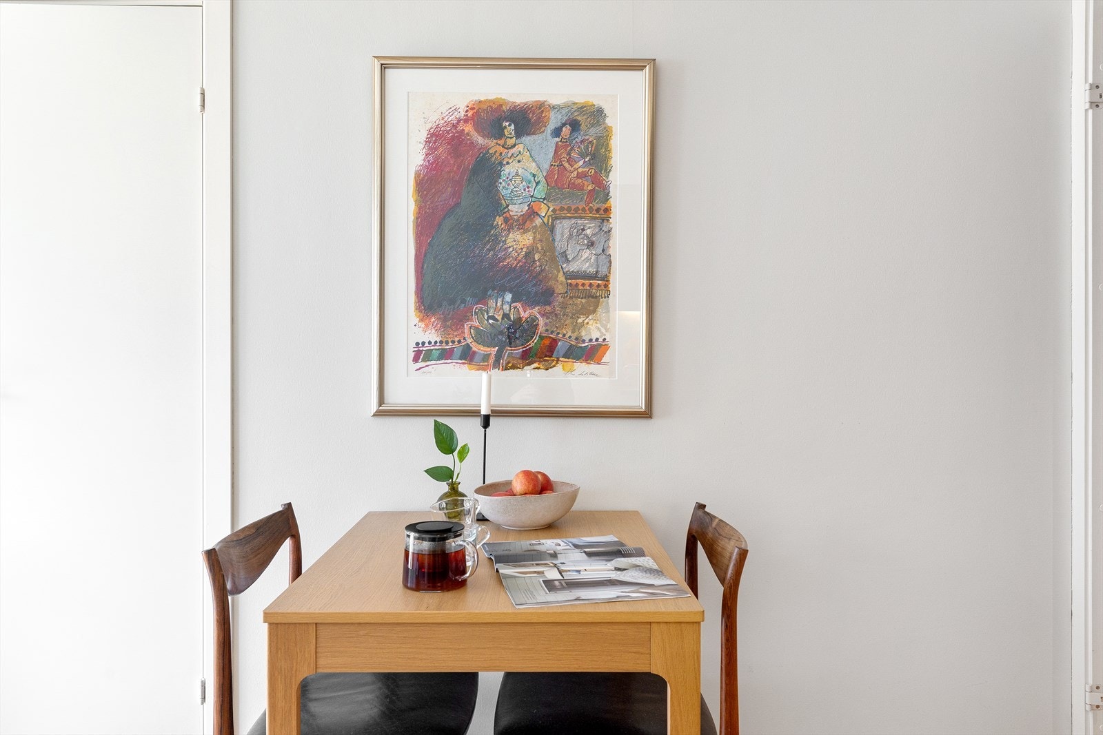 Det er også plass til et mindre spisebord. Galleribilde