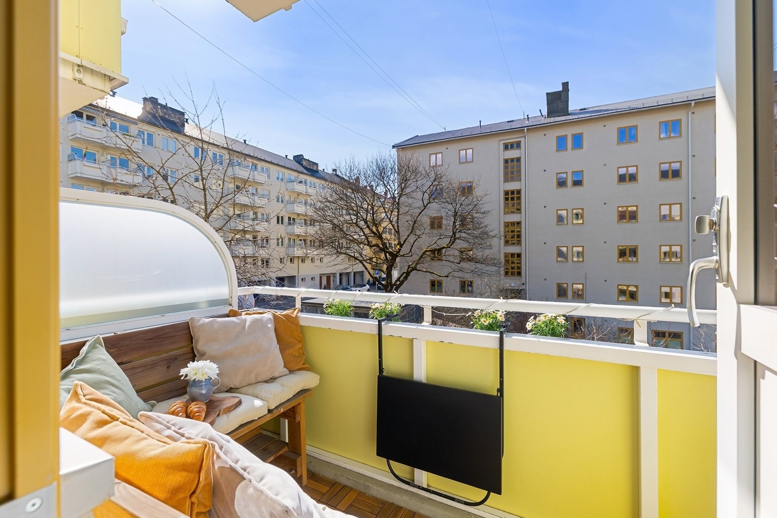 Fra stuen er det utgang til en sydvestvendt balkong på ca. 3 kvm. Galleribilde