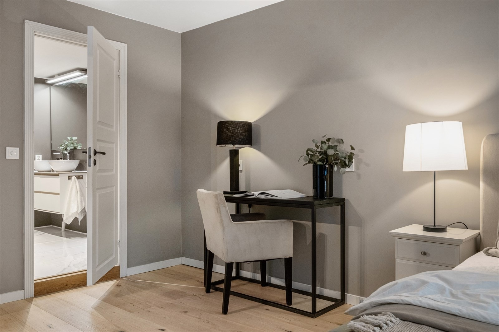 Soverommet har direkte adkomst til eget privat bad, noe som gir en eksklusiv og hotellfølelsen. Galleribilde